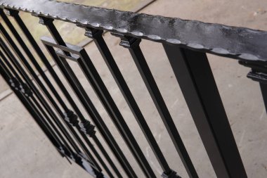 Metal parmaklıklar yapma süreci. Korkuluklar dövülmüş. İç merdiven, balkon veya üst düzey mimari projeler için elverişli.