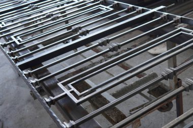 Metal parmaklıklar yapma süreci. Korkuluklar dövülmüş. İç merdiven, balkon veya üst düzey mimari projeler için elverişli.