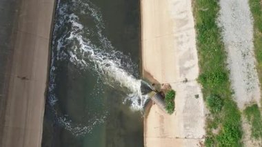 Zehirli maddeleri suya dökmek. Tehlikeli kimyasallar, endüstriyel atıklar veya kirleticiler nehirleri, gölleri ve okyanusları kirleterek su kirliliğine yol açarlar..