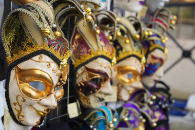 Geleneksel Venedik karnaval kostümlü insanlar Venedik Karnavalı sırasında tarihi bir avluda fotoğraf için poz veriyorlar. Venedik, İtalya 02: 16. 2025