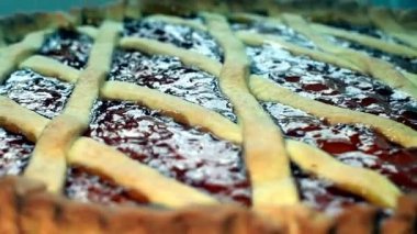 Portakal reçelli İtalyan Crostata. Bu ev yapımı İtalyan crostata, Nonna 'nın tarifine göre yapılmış aşk ve portakal reçeli ile dolu. İtalyan Gelenekleri - Rustik Crostata