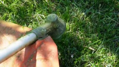 Naylon çim biçme makinesi, çimleri sert bir şekilde kesmek için kullanılır. Yüksek hızlı dönüş çizgisi, aşırı gelişmiş kenarları ve geleneksel çim biçme makinelerinin ulaşamayacağı dar köşeleri kesiyor..