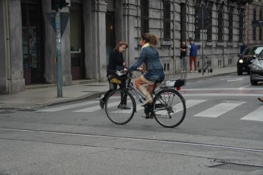 Çevre dostu ulaşım - Roma sokaklarında bisikletler. Avrupa 'nın en tarihi başkentlerinden birinde kentsel hareketlilik - Roma 04.14.2025