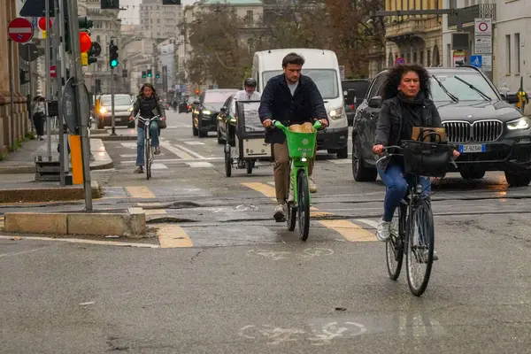 Çevre dostu ulaşım - Roma sokaklarında bisikletler. Avrupa 'nın en tarihi başkentlerinden birinde kentsel hareketlilik - Roma 04.14.2025