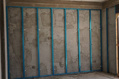 Askıya alınmış tavanlar. Metal raflı bölmeler. Kuru kılıf.