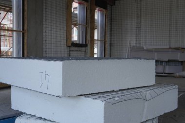 Polistiren paneller tel örgüyle birleştirilmiş. Polistiren yalıtımlı modern bir ev. Yalıtım malzemeleri. Duvar yalıtımı için malzemeler. Kaynaklı tel takviyesi