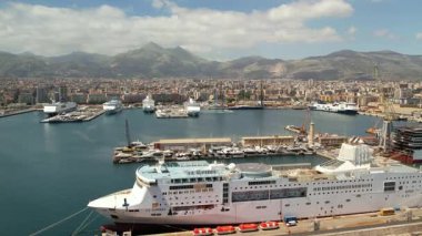 Palermo limanında uçan bir İHA tarafından çekilen video. Palermo şehrinin bulunduğu çevredeki dağların çarpıcı manzarası. Palermo Limanı Sicilya 04.29.2025
