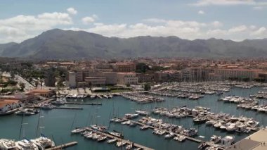 Video, Palermo limanında uçan bir İHA tarafından çekildi. Orada çok sayıda yat demirli. Palermo şehrinin bulunduğu çevredeki dağların çarpıcı manzarası..