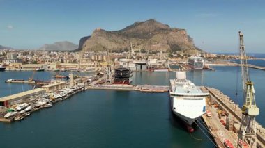 Palermo limanında uçan bir İHA tarafından çekilen video. Palermo şehrinin bulunduğu çevredeki dağların çarpıcı manzarası. Palermo Limanı Sicilya 04.29.2025