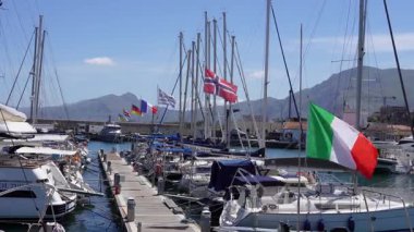 Palermo, Sicilya limanında yatlar. Palermo 'da sahile demirlemiş yatları olan pitoresk körfez Akdeniz limanının huzurlu bir manzarasını sunuyor. Palermo, Sicilya 04.05.2025