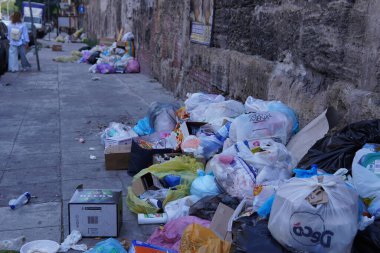 Büyük bir şehrin sokaklarında çöp..