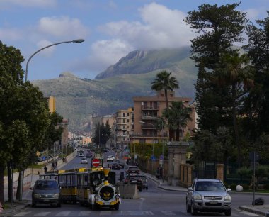Palermo 'nun panoramik manzarası, sokaklar ve binalar arasında yükselen dağlar. Palermo, Sicilya, 11.05.2025