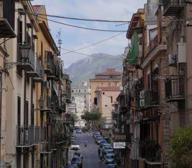 Palermo 'nun panoramik manzarası, sokaklar ve binalar arasında yükselen dağlar. Palermo, Sicilya, 11.05.2025