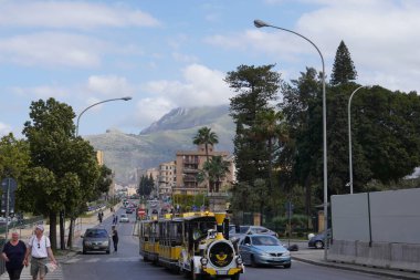 Palermo 'nun panoramik manzarası, sokaklar ve binalar arasında yükselen dağlar. Palermo, Sicilya, 11.05.2025