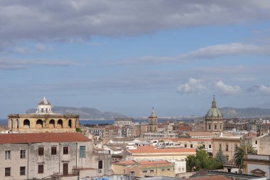 Palermo Katedrali. İtalya 'nın başkenti Sicilya' nın en büyük şehri olan katedralin çatısından Palermo şehri görülebilir. 04.05.2025