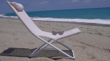 Deniz, güneş ve deniz manzaralı sandalye. Güneş gözlüğü, deniz, tatil. Yaz havası.