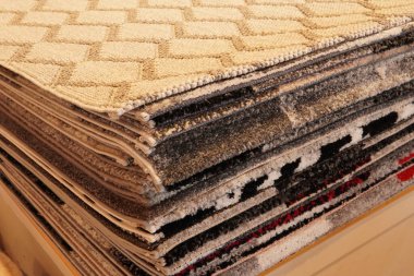 Farklı renk ve dokularda satılık halılar. Farklı renk, desen ve dokularda çeşitli halı seçimleri. Koleksiyonda hem modern hem de geleneksel stiller yer alıyor..