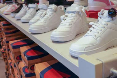 Milan 'daki İtalyan Ayakkabı Mağazası - 25 Mayıs 2025 Milano' daki bir İtalyan ayakkabı mağazasında şık bir vitrin..