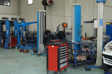 Alet çantası açık, arabanın kaputu açık. Otomatik onarım. Organize bir tamirci takımı ve teşhis için hazır bir araba. Bu sadece arabaları tamir etmekle ilgili değil, insanları hareket ettirmekle ilgili..