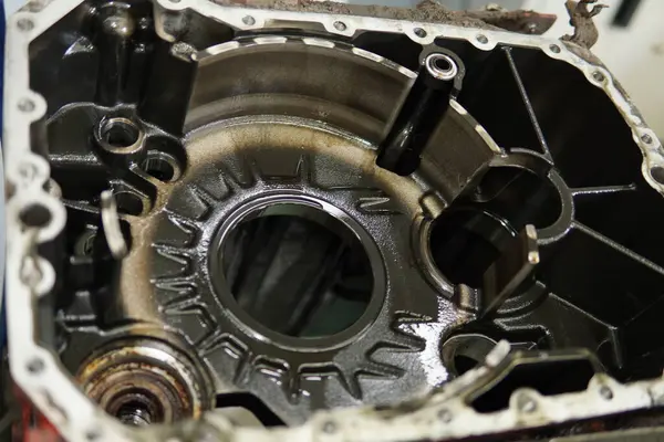 Parçalanmış bir vites kutusu. Parçalanmış vites kutusu bileşenleriyle dolu bir tezgah - dişliler, civatalar, yataklar ve şaftlar sistemli bir şekilde yerleştirilmiş.