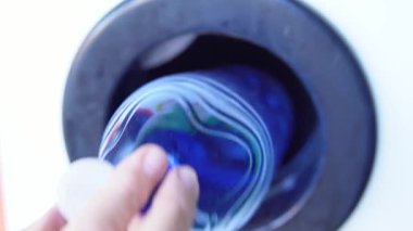 Şişeleri plastik geri dönüşüm makinesine geri vermek. Çevresel sorumluluğun gösterimi ve yenilikçi atık geri dönüşüm çözümleri. Plastik şişeyi makineye sokan kişinin yakın plan fotoğrafı.