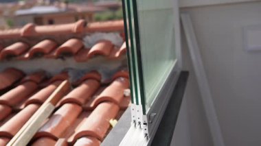 Çerçevesiz kayma. Rehberli panoramik cilalı. Engellenmemiş panoramik görüntüler ve pürüzsüz yatay hareket için tasarlanmış modern, zarif bir kaygan çerçevesiz cila sistemi.