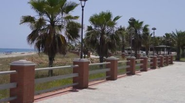 İtalyan Halk Bahçesi. Güney İtalya, Akdeniz. Bölgede verimli yeşillikler, palmiye ağaçları, açık hava egzersiz ekipmanları ve kaydırak ve salıncaklı küçük bir oyun alanı yer alıyor..