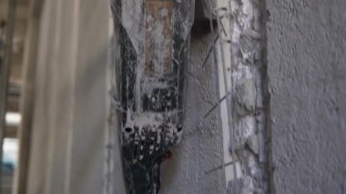 Hasarlı bir açı öğütücü diski. Diskin bir kısmı kırılmış ve içindeki yıpranmış fiberglas örgüyü ortaya çıkarmış. Sadece öğütücüye iliştirilmiş kısım kaldı..