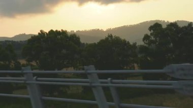 Güney İtalya 'nın pitoresk otoyolları boyunca sür. Yemyeşil tepeler düzgünce sarılmış saman balyalarıyla dolu. Yolun yumuşak kıvrımları sinematik bir yolculuk yaratır.