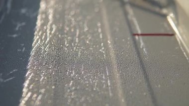 Yalıtımlı tavan panellerini vidayla kapatın. Beyaz tavan panellerini kapatın. Yalıtılmış çatı paneli. Genişletilmiş polistiren EPS çekirdeği olan dayanıklı bir dış metal katmanından oluşan bir panel