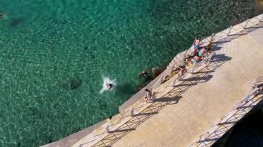 İtalya 'nın güneyindeki Calabria' daki Pizzo sahil kasabasının insansız hava aracı görüntüleri. 21.07.2025. İnsansız hava aracı, Tyrhenian Denizi 'nin, kayalık sahil şeridinin ve kumlu sahillerin nefes kesici görüntülerini yakalıyor.