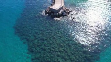 İtalya 'nın güneyindeki Calabria' daki Pizzo sahil kasabasının insansız hava aracı görüntüleri. 21.07.2025. İnsansız hava aracı, Tyrhenian Denizi 'nin, kayalık sahil şeridinin ve kumlu sahillerin nefes kesici görüntülerini yakalıyor.