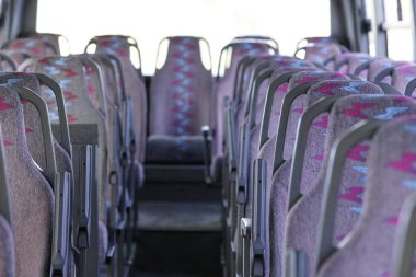 Merkezi koridoru temiz, modern toplu taşıma araçlarıyla dolu boş bir otobüs. Merkezi koridorlu modern boş otobüs içi - yolcu, turist ve şehir ulaşımı için ideal.