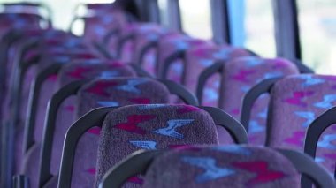 Merkezi koridoru temiz, modern toplu taşıma araçlarıyla dolu boş bir otobüs. Merkezi koridorlu modern boş otobüs içi - yolcu, turist ve şehir ulaşımı için ideal