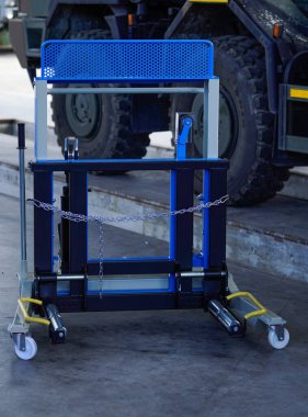 Verimli tekerlek kaldırma, fren tamiri ve araç bakımı için tasarlanmış çok fonksiyonlu mobil araba. Profesyonel garaj koşulları için organize araç deposu olan dayanıklı çelik yapı.