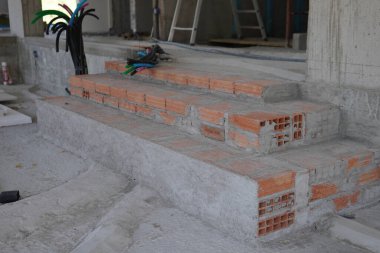 Modern tasarımda entegre elektrik tesisatı olan tuğla adımlar. Modern tasarım, geleneksel tuğla işi ve aydınlatma ve elektrik tedariği için bütünleşik iletişimi birleştirir..