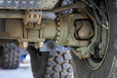 Çift kardan şaft ve teker çekişli mekanizma, ağır araç iletim sistemini kapatın.