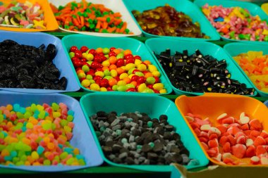 Sicilya 'nın en iyi tatlılarının en baştan çıkarıcı gösterisi, tadılmaya hazır. Otantik Sicilya tatlılarından canlı bir seçim..