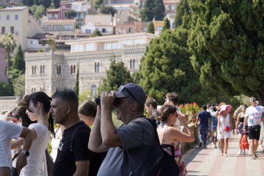 Taormina, Sicilya - büyüleyici Corso Umberto, ortaçağ sokakları, çarpıcı Akdeniz manzarası, canlı turistler ve otantik Sicilya cazibesi 08.15.2025
