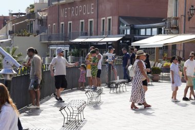 Taormina, Sicilya - büyüleyici Corso Umberto, ortaçağ sokakları, çarpıcı Akdeniz manzarası, canlı turistler ve otantik Sicilya cazibesi 08.15.2025