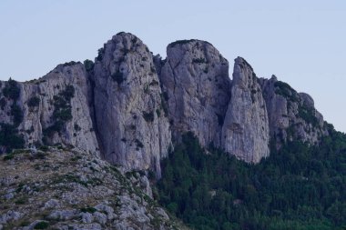 Dolomitlerin resimli görüntüsü. Güzel kayalık tepeler, etkileyici uçurumlar ve çarpıcı dağ manzaraları. Seyahat, turizm ve macera için mükemmel doğal zemin.