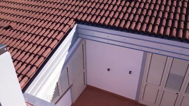 Bir muslukçu, kiremit çatılı yeni yapılmış bir eve alüminyum oluklar ve alüminyum renkli oluklar yerleştirdi. Çatının olukları olmayan bölümleri alüminyum korniş / süsleme ile tamamlanmıştı..