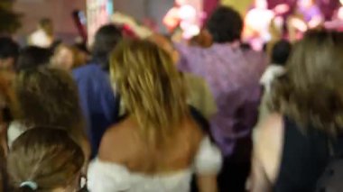 Güney İtalya 'daki Bivongi Şarap Festivali' nden renkli bir sahne. Geleneksel bir halk grubu tarantella yapıyor ve insanlar birlikte neşeyle dans ediyor. 25 Ağustos. 2025