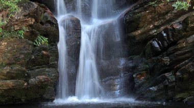 Yılın en kurak mevsiminde güzel şelale.