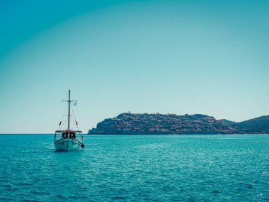 güzel deniz manzarası ve Spinalonga Adası, Yunanistan önünde eski bir gemiyle