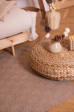 Örgü Aksanlı, Noel titreşimli ve dekorlu Rustik Minimalist Yaşam Alanı. Yüksek kalite fotoğraf