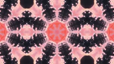 Simetrik desenler ve canlı renkler içeren soyut kaleydoskopik video görsel ve dinamik bir deneyim yaratıyor..