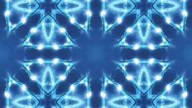 Mavi ışık ve bulutlardan oluşan kaleydoskopik desenli büyüleyici bir video..
