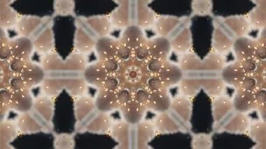 Simetrik desenli, renk değiştiren ve dinamik geometrik şekilli soyut kaleydoskop videosu.