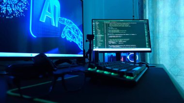 Yazılım, kodlama hologramı ve tabletteki veriyi düşünen kadın.